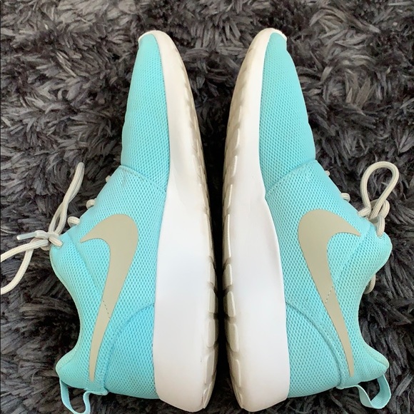 SOLD✨Nike women’s Roshe one size 7.5 - Picture 4 of 7